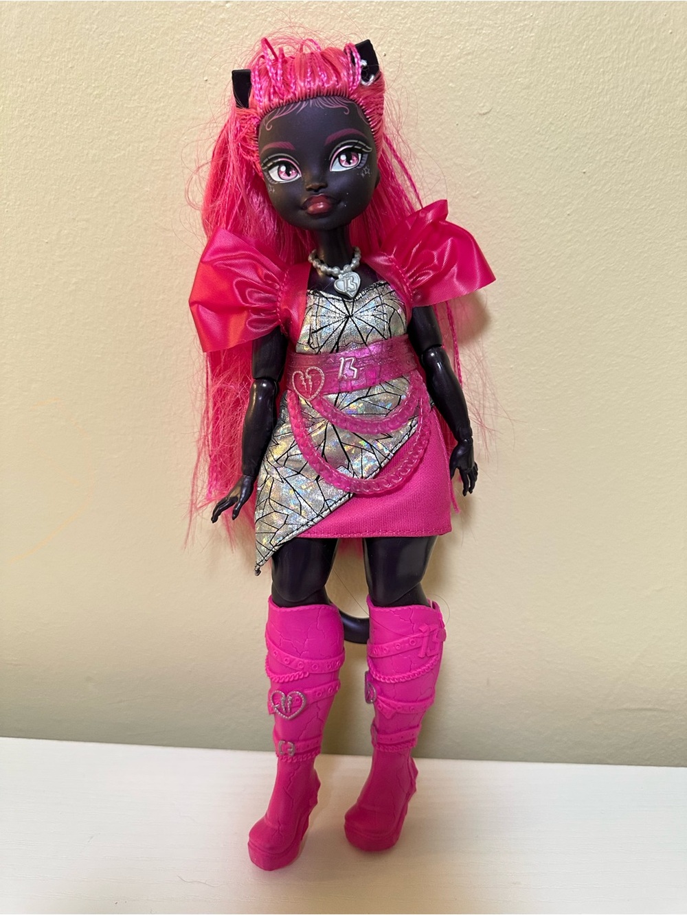 monster high Catty Noir pink and silver fashion doll